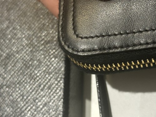 [새제품] 프라다 메탈 로고 소프트카프 장지갑